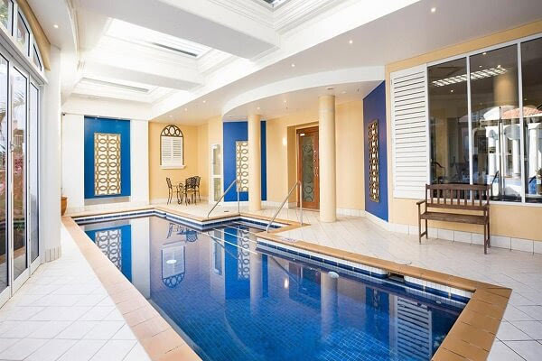 Mẫu thiết kế biệt thự hiện đại có bể bơi đặt trong nhà